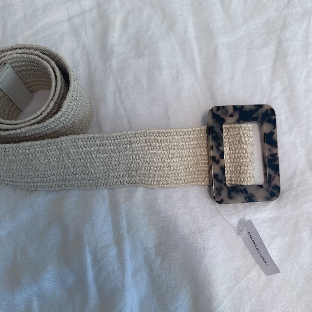 Banana Republic women's size L stretch cream belt w/ tortoiseshell buckle.